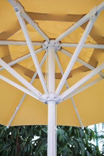 Зонт для кафе MISTRAL 300 круглый бежевый на центральной опоре с основанием