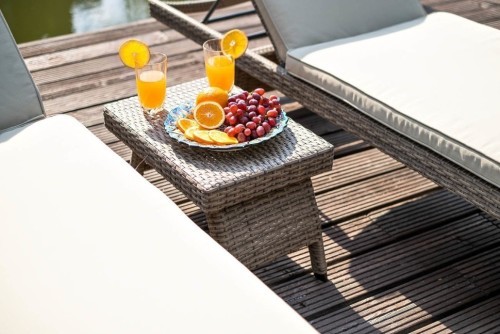 Комплект серии SUMMER (Саммер) 2 шезлонга и столик коричневого цвета из искусственного ротанга
