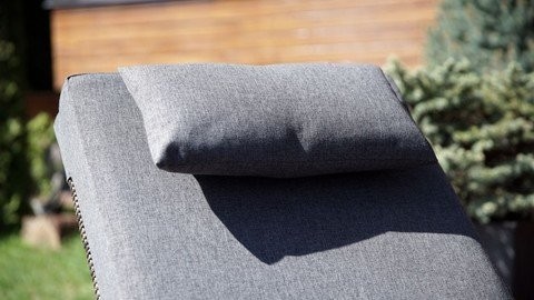 Шезлонг лежак БИАРРИЦ расскладной из плетеного искусственного ротанга с матрасом и выдвижным столиком